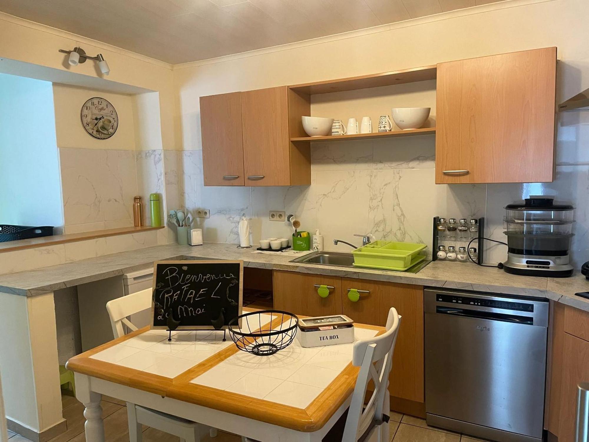 Appartamento With Furnished Terrace And Wifi At Charleroi